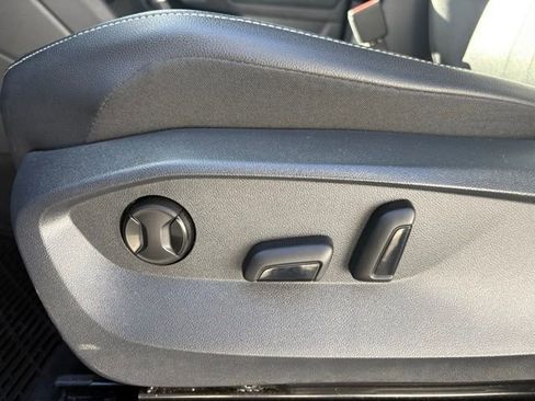 Used 2022 Volkswagen Tiguan SE R-Line image 26