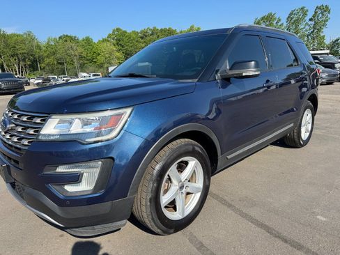 Used 2017 Ford Explorer XLT w/ Equipment Group 202A AWD/4WD image 9