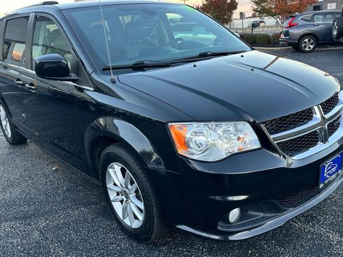 Used 2019 Dodge Grand Caravan SXT image 3