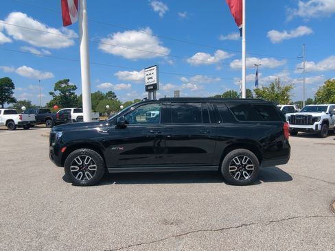 Used 2023 GMC Yukon XL AT4 w/ Technology Package AWD/4WD image 5