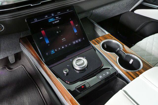 Certified 2026 Cadillac Escalade ESV Platinum Sport w/ LPO, ONYX Package AWD/4WD image 21