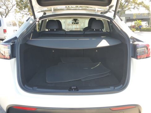 Used 2024 Tesla Model Y Long Range image 9