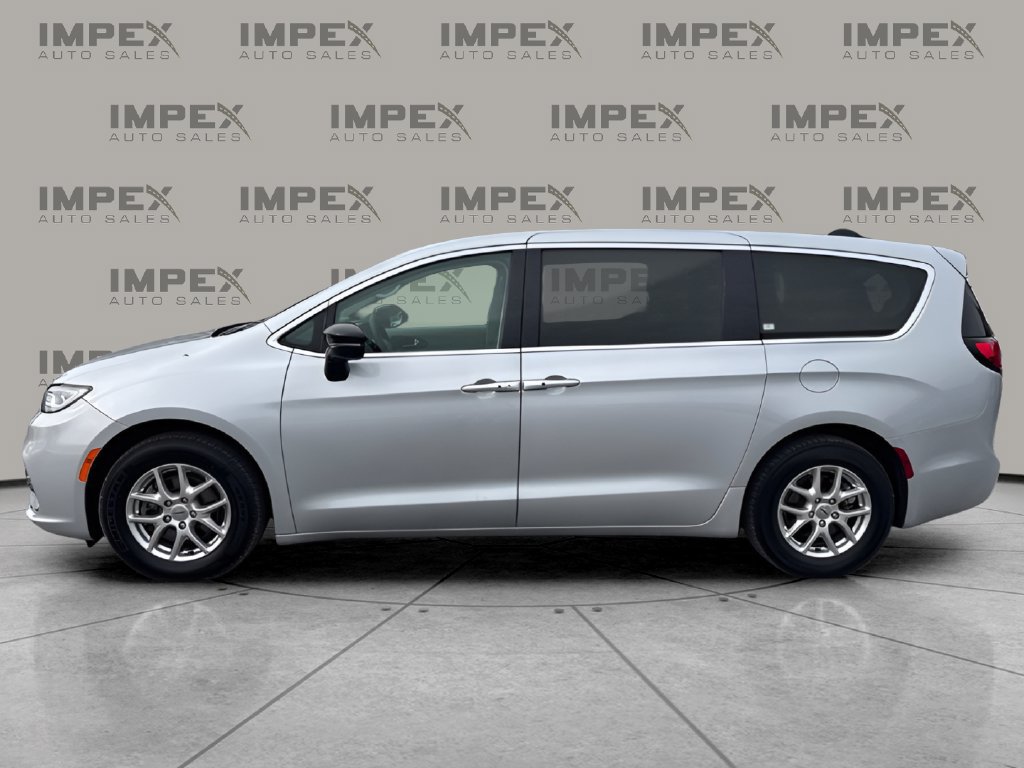 Used 2024 Chrysler Pacifica Touring-L FWD image 2