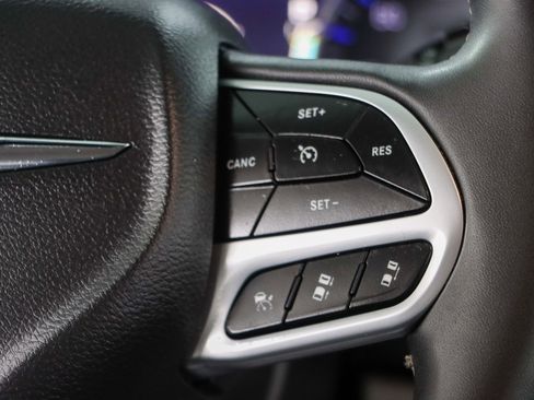 Used 2023 Chrysler Pacifica Touring-L FWD image 14