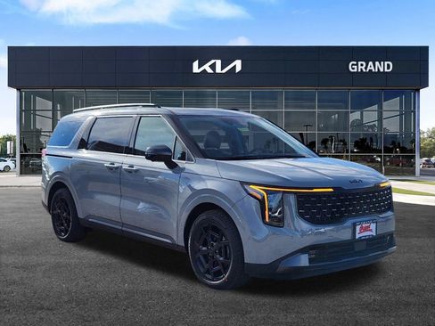 Certified 2025 Kia Carnival SX image 3