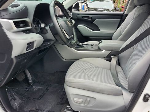 Used 2023 Toyota Highlander L image 5