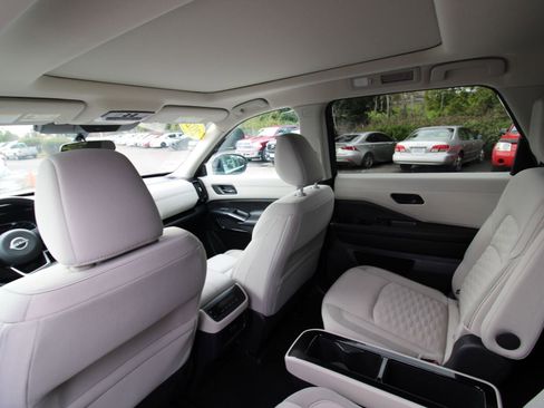 Used 2024 Nissan Pathfinder SV w/ SV Premium Package image 30