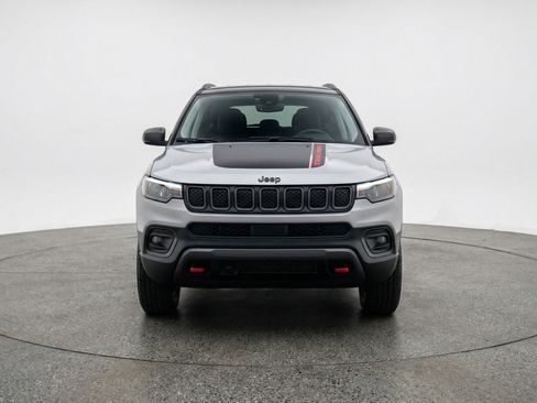 Used 2025 Jeep Compass Trailhawk AWD/4WD image 2