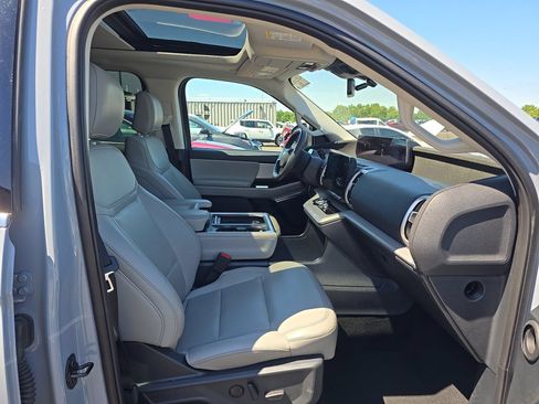 Used 2025 Ford Expedition Active AWD/4WD image 16