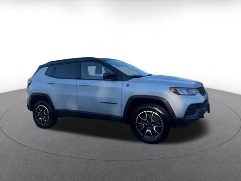 Used 2025 Jeep Compass Trailhawk AWD/4WD image 2