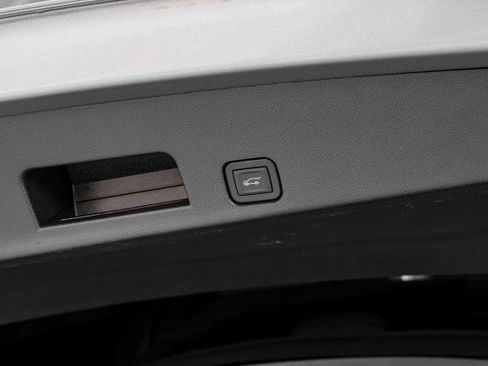 Used 2025 Chevrolet Traverse LT w/ LPO, Floor Liner Package FWD image 54