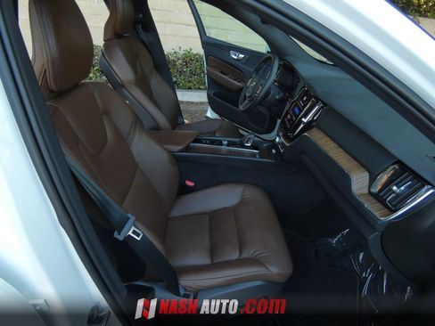 Used 2022 Volvo XC60 B5 Momentum AWD/4WD image 26