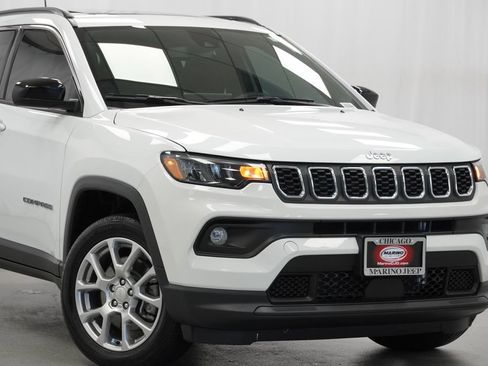 Certified 2024 Jeep Compass Latitude w/ Sun and Sound Group AWD/4WD image 3