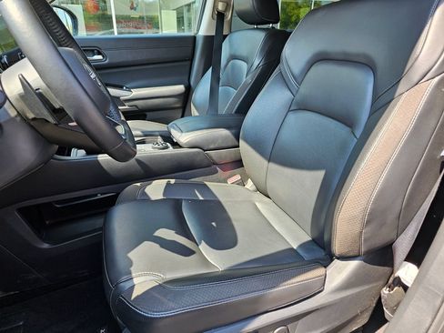 Used 2025 Nissan Pathfinder SL w/ SL Premium Package AWD/4WD image 24