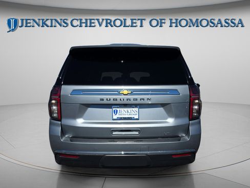 Used 2024 Chevrolet Suburban LT image 7