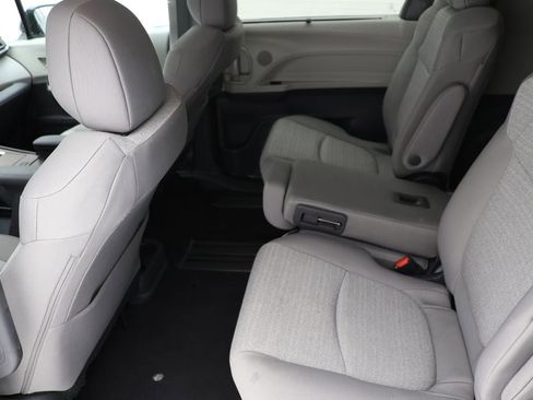 Used 2024 Toyota Sienna LE image 11