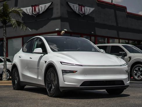 Used 2026 Tesla Model Y AWD image 1