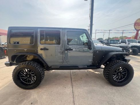 Used 2015 Jeep Wrangler Unlimited Sahara AWD/4WD image 4