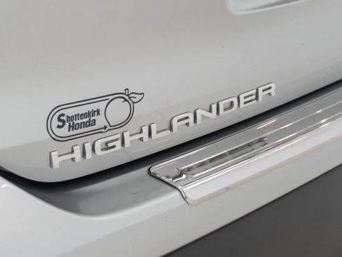 Used 2023 Toyota Highlander LE FWD image 10