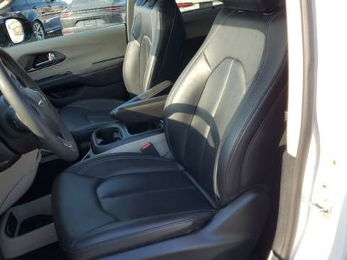 Certified 2024 Chrysler Pacifica Touring-L image 21