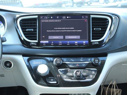 Used 2021 Chrysler Pacifica Touring-L FWD image 23