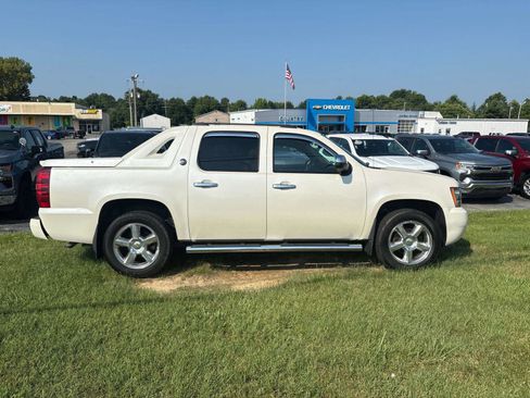 Used 2013 Chevrolet Avalanche LTZ image 2