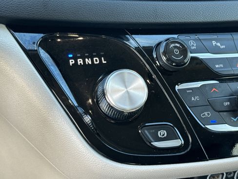 Used 2024 Chrysler Pacifica Touring-L image 32