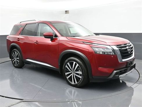 Used 2025 Nissan Pathfinder Platinum image 2