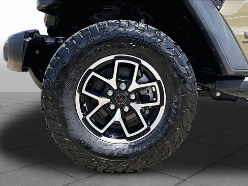 Used 2025 Jeep Wrangler Unlimited Rubicon w/ Convenience Group AWD/4WD image 11