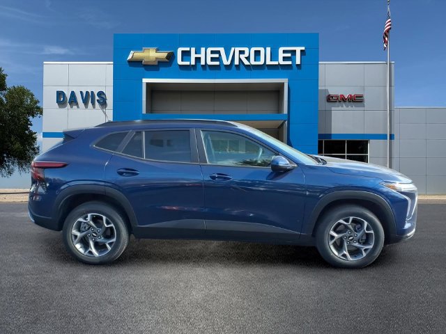 Used 2024 Chevrolet Trax LT w/ LT Convenience Package FWD image 2
