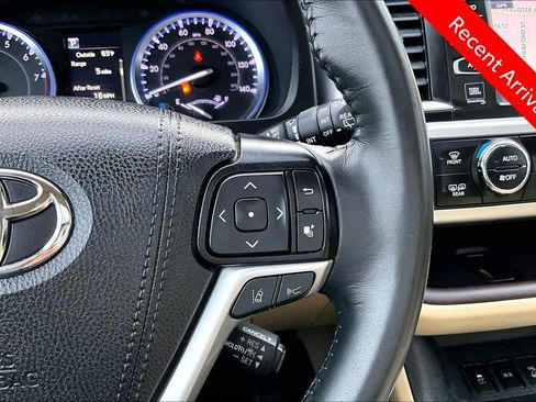 Certified 2019 Toyota Highlander Limited AWD/4WD image 12