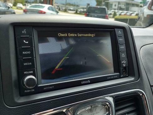 Used 2015 Chrysler Town & Country Touring w/ Driver Convenience Group image 23