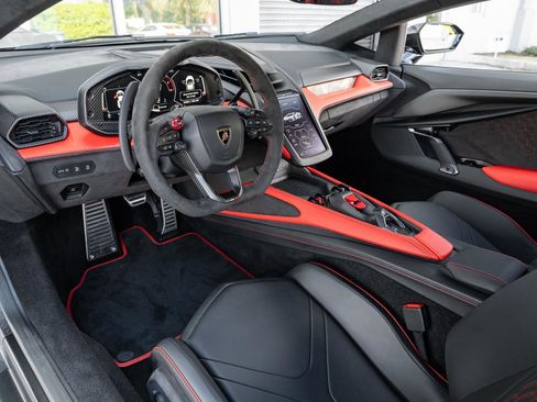 Used 2024 Lamborghini Revuelto image 6
