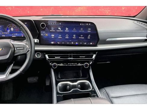 Used 2025 Chevrolet Traverse LT image 7