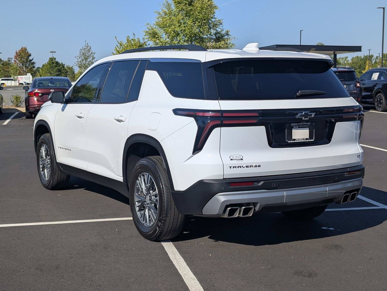 Used 2024 Chevrolet Traverse LT w/ Trailering Package FWD image 9