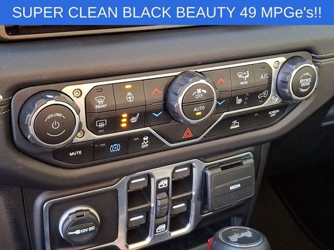 Used 2025 Jeep Wrangler Unlimited Sahara AWD/4WD image 16