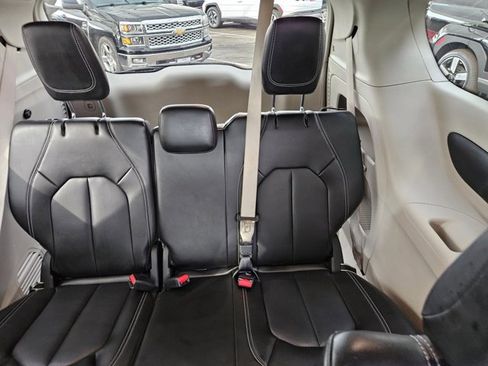 Used 2023 Chrysler Pacifica Touring-L FWD image 13