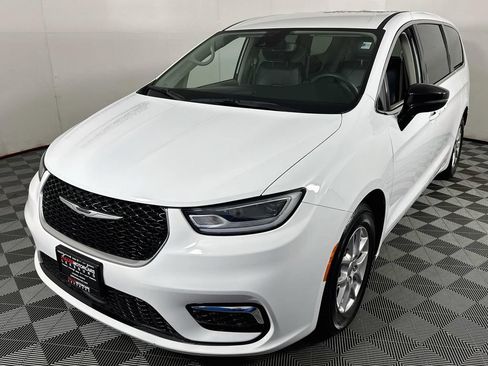 Used 2024 Chrysler Pacifica Touring-L FWD image 3