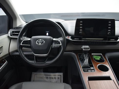 Used 2022 Toyota Sienna XLE FWD image 17