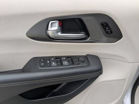 Used 2024 Chrysler Pacifica Touring-L FWD image 24