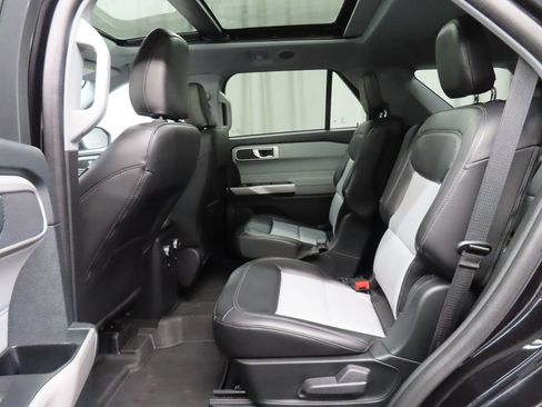 Used 2024 Ford Explorer XLT w/ XLT Sport Appearance Package AWD/4WD image 9