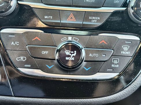 Used 2026 Chrysler Pacifica Select image 16