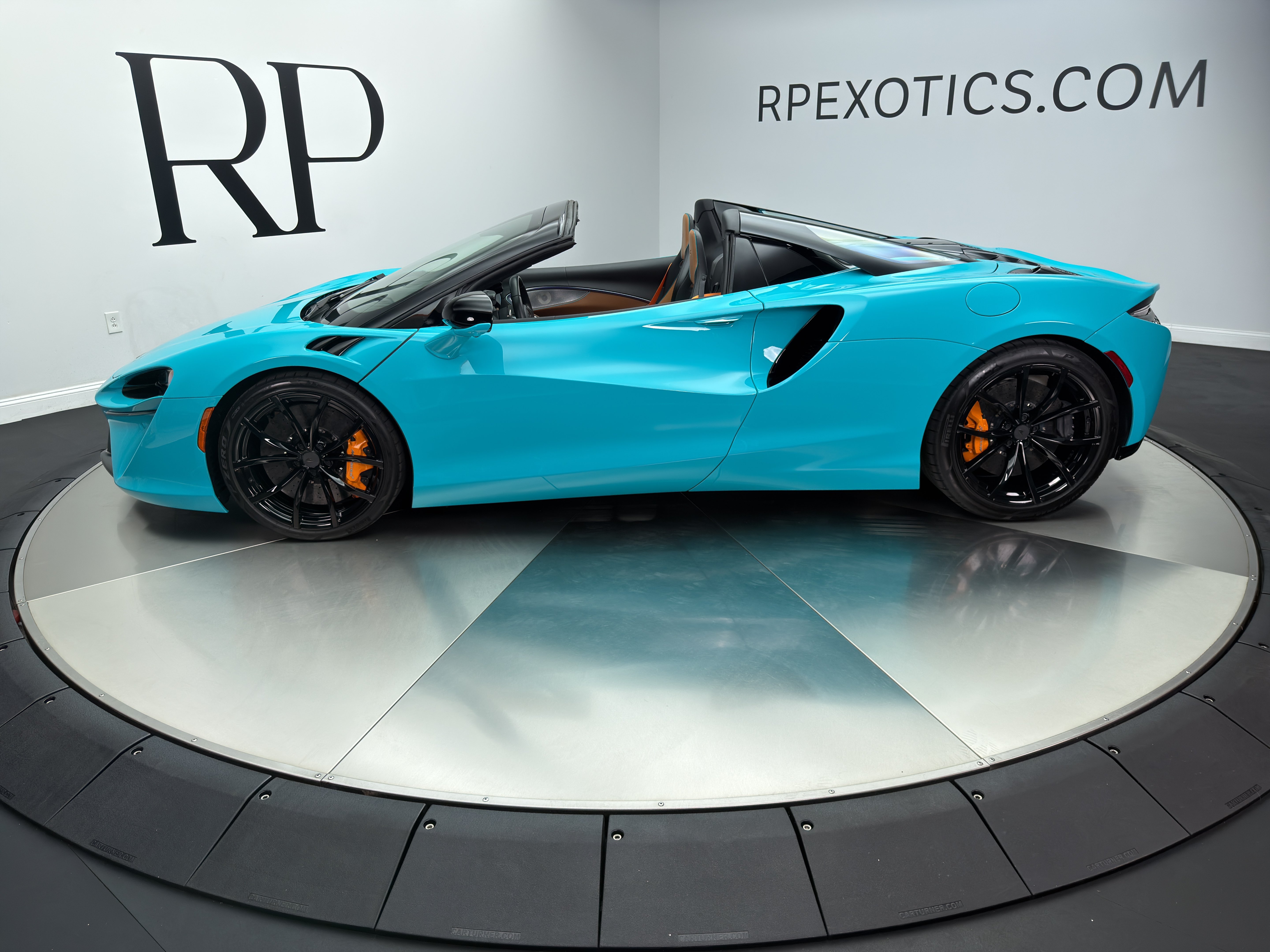 Used 2025 McLaren Artura Spider RWD image 3