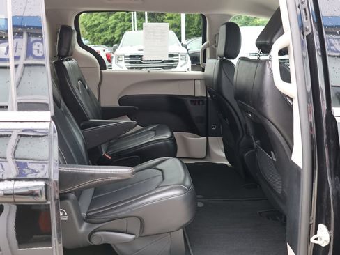 Used 2024 Chrysler Pacifica Touring-L FWD image 34