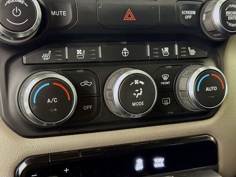 Used 2020 RAM 1500 Laramie w/ Off Road Group AWD/4WD image 16