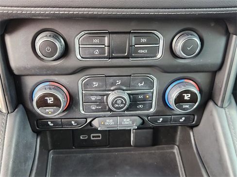 Used 2022 Chevrolet Suburban Z71 w/ Luxury Package image 18