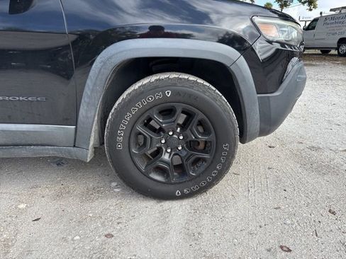 Used 2019 Jeep Cherokee Trailhawk w/ Cold Weather Group image 19