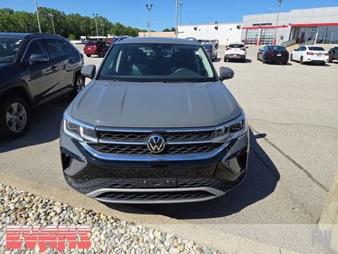 Used 2022 Volkswagen Taos SEL AWD/4WD image 2