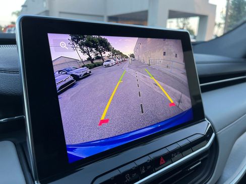 Used 2025 Jeep Compass Limited image 17