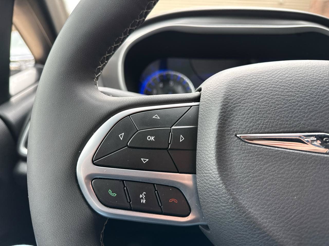 Used 2025 Chrysler Pacifica Select FWD image 10